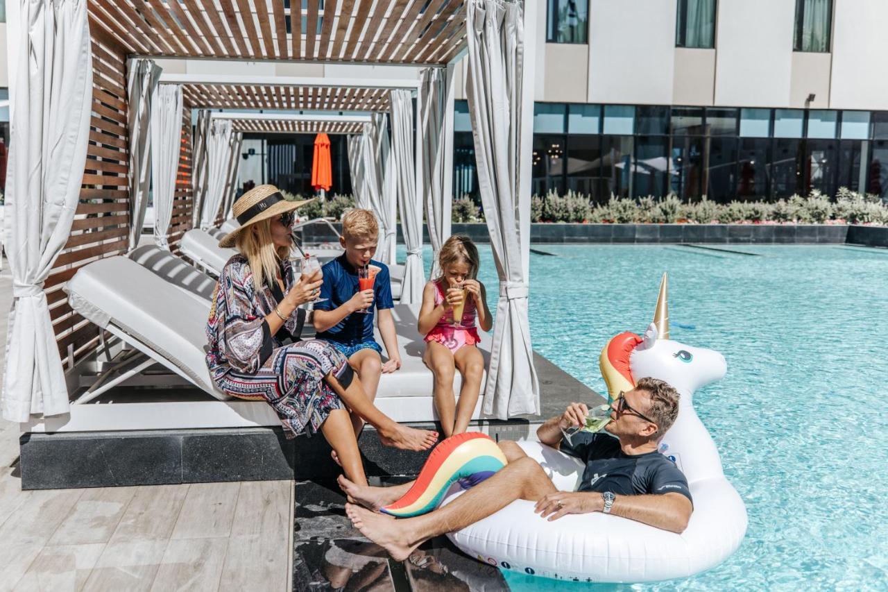 Maani Muscat Hotel & Suites Экстерьер фото