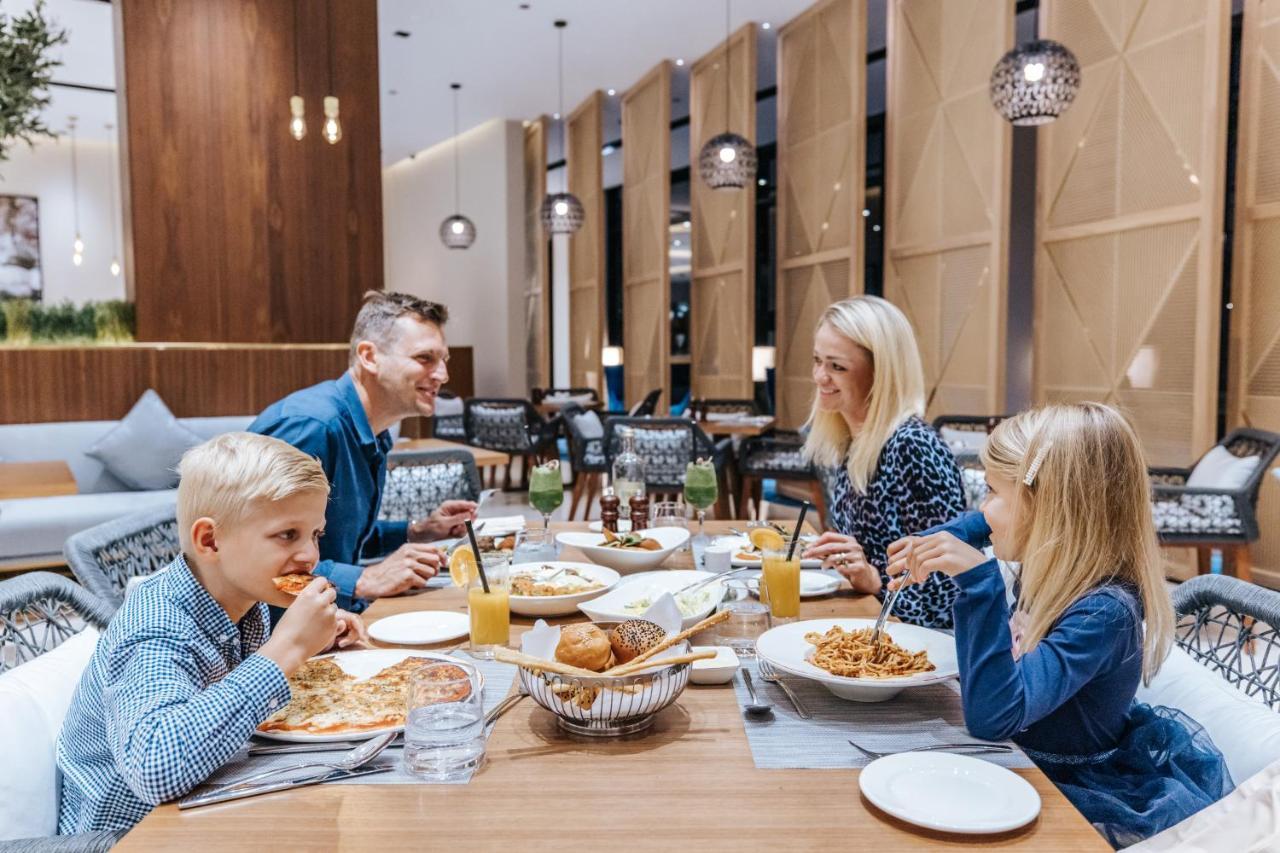 Maani Muscat Hotel & Suites Экстерьер фото